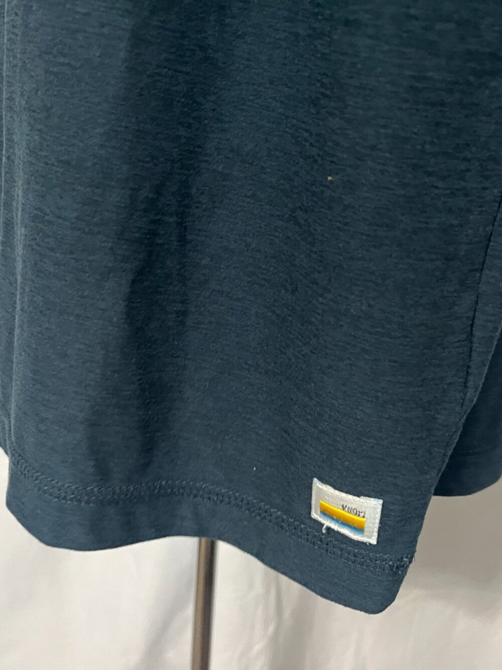 ๐ต Vuori Men's Dark Blue Stretch Athletic Short Sleeve T-Shirt XL โญ - Picture 3 of 5